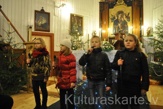 Ziemassvētku pasākums 24.12.2013.vakarā pirms dievkalpojuma Augustovas baznīcā